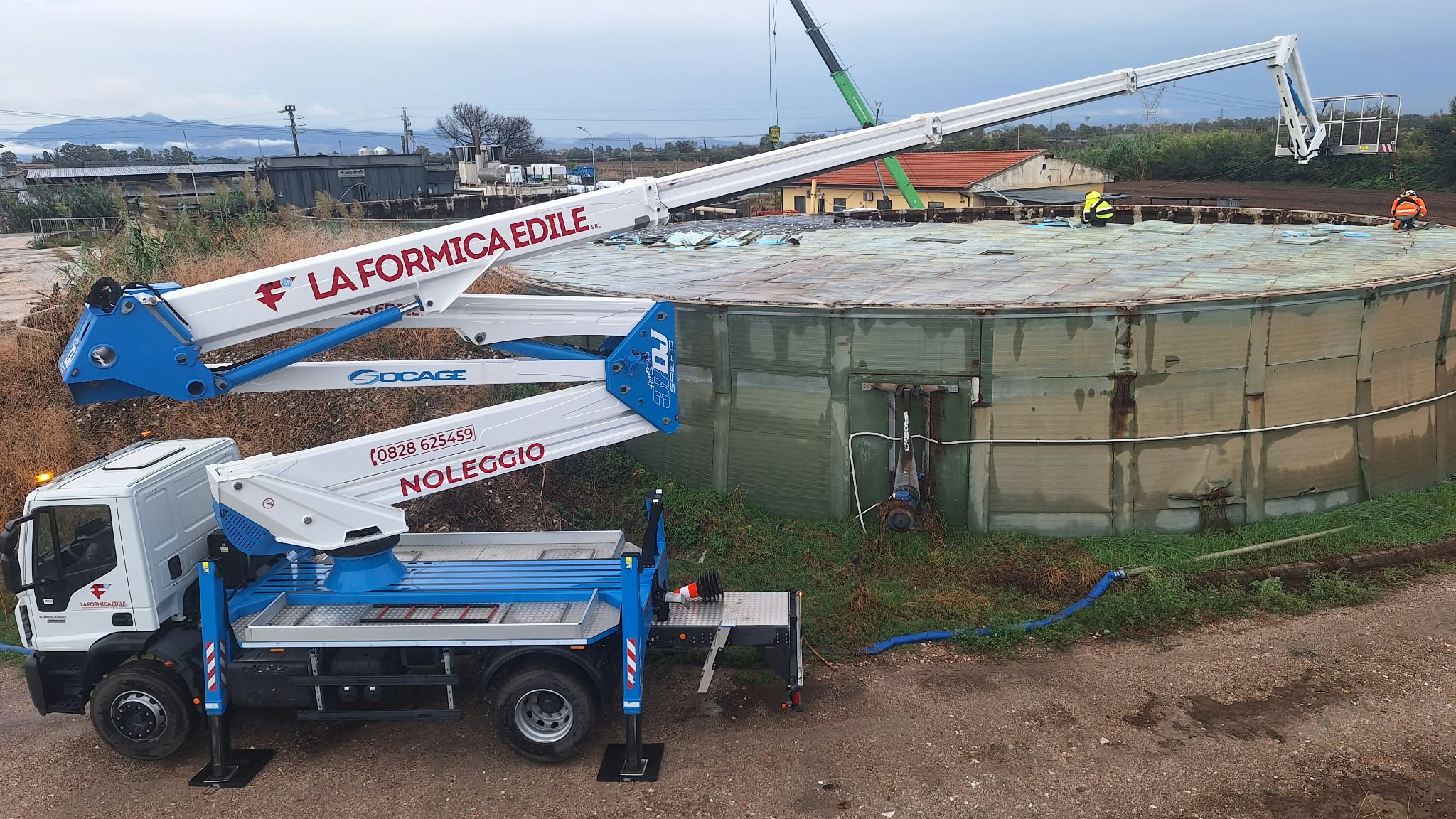 PLE durante il lavoro sulla copertura di una vasca biogas a Cancello Arnone