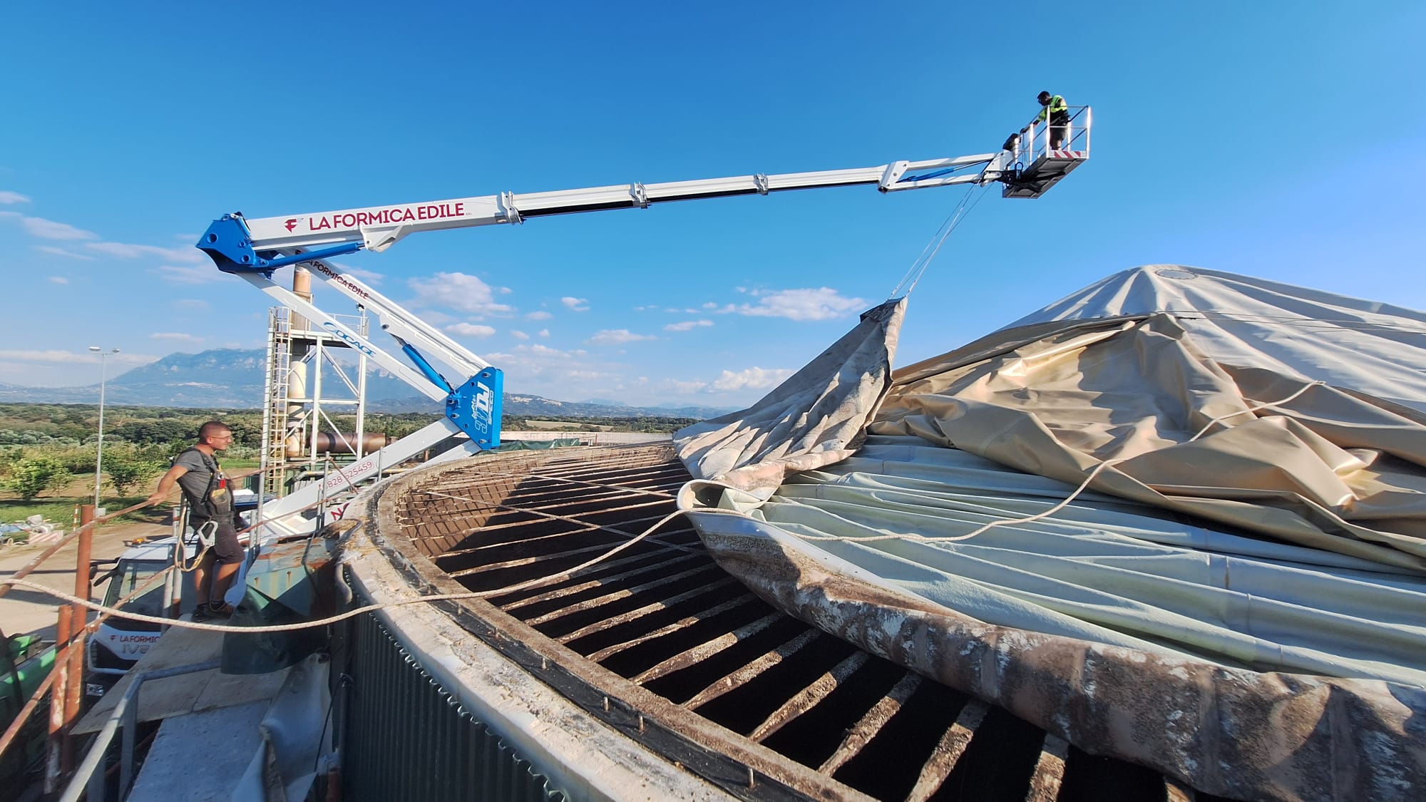 PLE durante la chiusura dei teli di una vasca biogas a Eboli